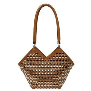 Sac seau en similicuir marron avec clous argentés et bord en V, vue de face