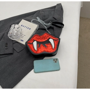 Détail du sac à bandoulière lèvres de vampire style punk avec paillettes et chaîne argenté