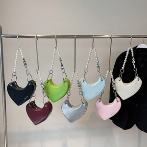 Borse a tracolla a forma di cuore in vari colori con manici di perle e tracolla a catena