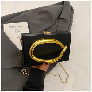 Pochette boîte en acrylique noir avec poignée ronde en métal doré et bandoulière chaîne