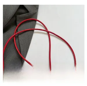 Détail du mini sac fraise rouge montrant la bandoulière confortable et le décor de feuille verte