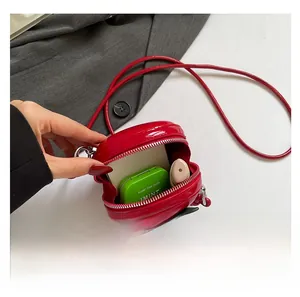 Aperçu de la capacité du mini sac pomme rouge montrant l'espace intérieur