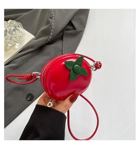 Détail du mini sac bandoulière rouge en forme de fruit créatif avec feuille verte brillante