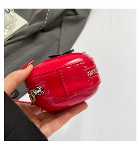 Détail du mini sac pomme rouge en cuir verni brillant avec fermeture éclair argentée