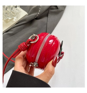 Détail du mini sac en forme de pomme rouge brillante en cuir verni éclatant