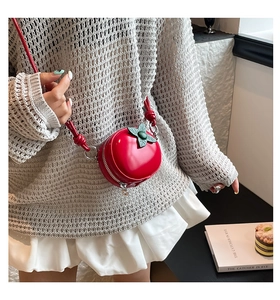 Mini sac à bandoulière créatif en forme de tomate rouge avec détail de feuille verte