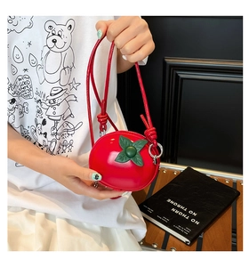 Gros plan détaillé d'un mini sac créatif en forme de tomate en cuir verni rouge