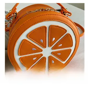 Vue détaillée du sac rond en forme de tranche d'orange avec fermeture éclair métallique double