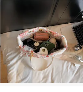 Détail intérieur du sac seau à fleurs montrant plusieurs compartiments de rangement