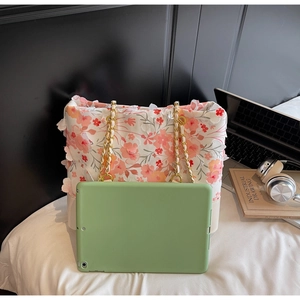 Grand sac cabas à fleurs avec dentelle montrant sa capacité pour une tablette 10"