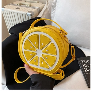 Détail du sac bandoulière citron jaune avec texture similicuir et doubles fermetures