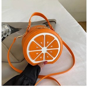 Détail du sac bandoulière tranche d'orange en cuir PU avec garnitures dorées élégantes