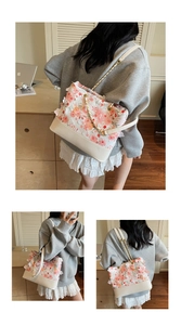 Vue détaillée du sac floral avec base en cuir crème et bandoulière en chaîne dorée