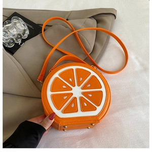 Détail du sac bandoulière tranche d'orange montrant la texture cuir PU et le motif
