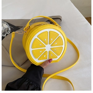 Détail du sac citron avec motif de tranche texturé et poignée jaune élégante