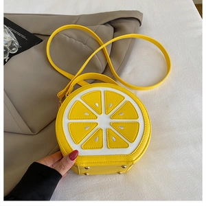 Détail du sac bandoulière en forme de citron avec cuir PU texturé et rivets métalliques