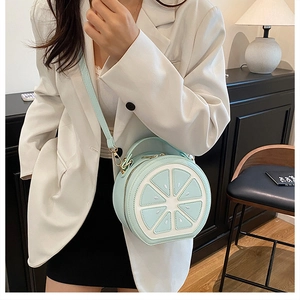 Vue détaillée du sac citron vert menthe avec détails dorés et bandoulière réglable