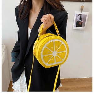 Sac bandoulière en forme de citron en cuir jaune avec fermetures éclair sur un mannequin