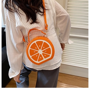 Détail du sac bandoulière créatif en tranche d'orange avec texture en cuir et zip