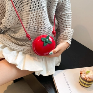 Sac à bandoulière créatif en forme de tomate rouge avec détail de feuille et sangle