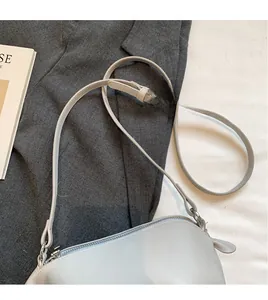 Détail de la bandoulière réglable sur un sac à bandoulière hippopotame bleu clair