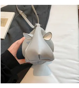 Détail du sac à bandoulière unique en forme de rhinocéros en similicuir gris clair
