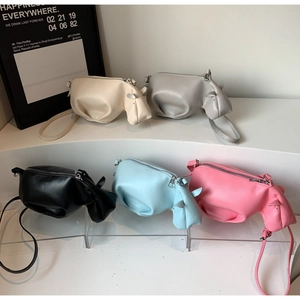 Détails de cinq sacs hippopotames créatifs en coloris crème, gris, noir, bleu et rose