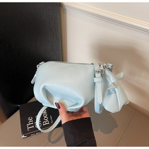 Détail du cuir bleu clair et des coutures soignées sur le sac bandoulière hippopotame chic
