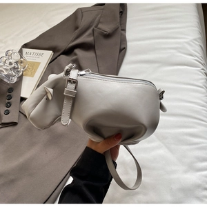 Détail du sac hippo gris clair créatif avec fermeture éclair argentée et bandoulière en cuir