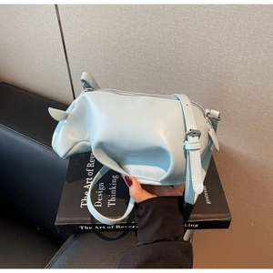 Détail du sac à bandoulière créatif bleu clair en forme de rhino avec sangle réglable