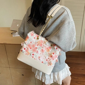 Sac seau chic avec appliques de dentelle florale rose et chaîne dorée sur mannequin