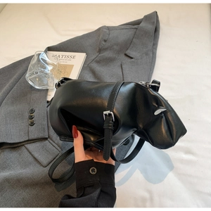 Détail du sac hippo créatif noir avec bandoulière réglable et finition en cuir mat