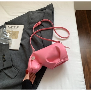 Vue détaillée du sac à bandoulière cochon rose sur un fond esthétique lifestyle