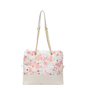 Sac bandoulière à fleurs avec pétales 3D et chaînes dorées sur fond blanc minimaliste