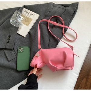 Vue détaillée du sac bandoulière hippopotame rose avec bandoulière réglable et oreilles