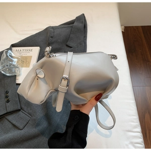 Détail du sac hippo gris avec fermeture éclair et bandoulière réglable
