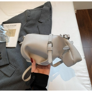 Détail du sac bandoulière hippo gris clair avec oreilles 3D et texture en cuir PU