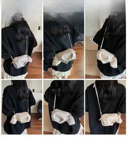 Vues détaillées du sac bandoulière hippo blanc cassé porté par un mannequin