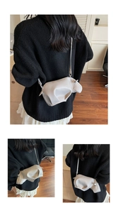 Détails du sac bandoulière hippopotame créatif en cuir souple de couleur gris clair