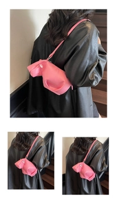 Détail du sac bandoulière rose en forme de cochon en cuir PU avec fermeture éclair
