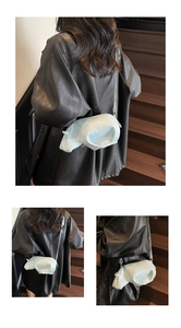 Vue détaillée d'un sac bandoulière hippopotame bleu clair créatif en similicuir souple