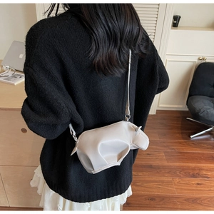 Sac bandoulière créatif en forme d'hippopotame avec plis doux et détails de cornes