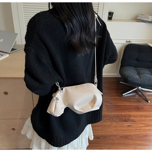 Vue détaillée du sac à bandoulière créatif en forme de chiot 3D en cuir PU blanc crème