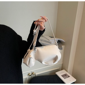 Détail du sac à bandoulière créatif en forme d'éléphant en cuir PU texturé blanc cassé