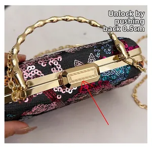 Detail der Pailletten-Abendtasche mit goldenem Verschluss und Bambusgriff Nahaufnahme