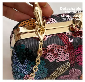 Detail der Pailletten-Abendtasche mit abnehmbarer Goldkette und Metallverschluss