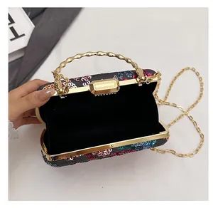 Details der offenen Blumen-Pailletten-Clutch mit goldener Kette und Bambusgriff
