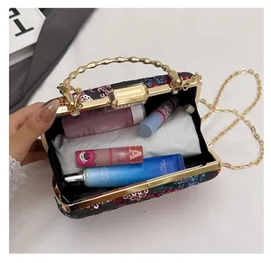 Detail der Pailletten-Abendtasche mit großem Innenraum für Make-up und Mobiltelefon