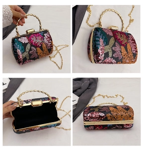 Detailansicht der bunten Pailletten-Abendtasche mit Kette und Bambusgriff-Detail