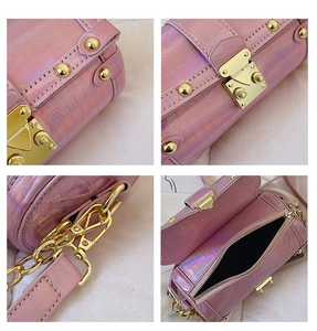 Détails du sac polochon rose irisé avec motifs crocodile et rivets dorés brillants